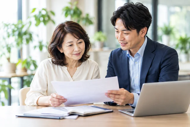 資料を見ながら話し合う事業所の管理者と担当者のイメージ